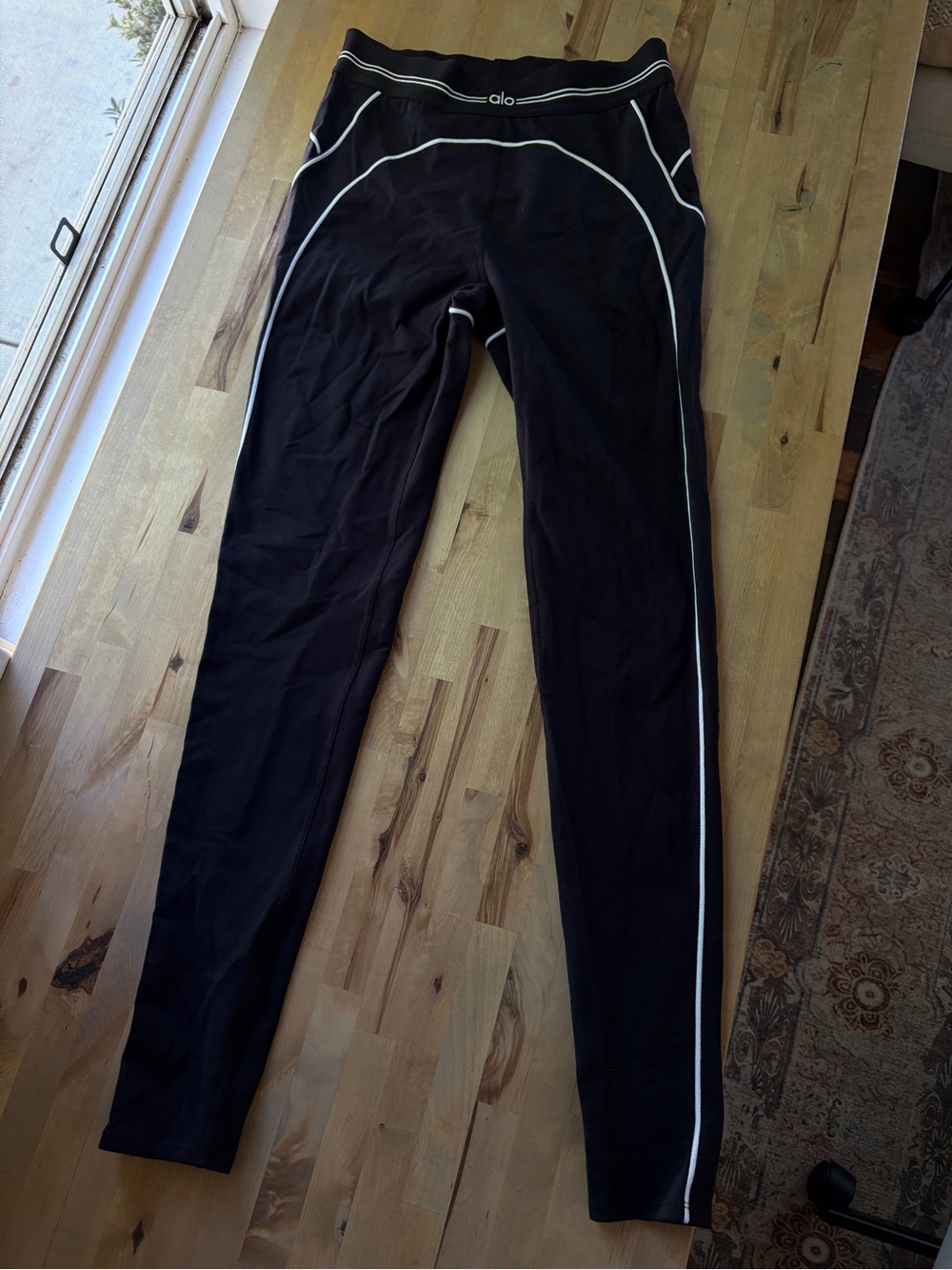 ALO Yoga Black Leggings with White Piping - Picture 4 of 9